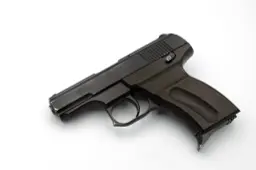 Man (33) uit Leeuwarden bewaart gaspistool in woonkamer van huis in Harlingen met zeven jonge kinderen