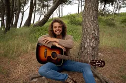 Singer-songwriter Boaz heeft z’n ‘trusty old’ Guild weer terug. Politie vond gitaar in het huis van vermoedelijke heler