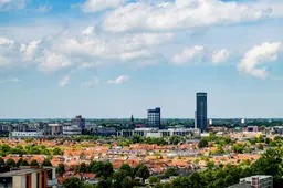 Achmeatoren in Leeuwarden verkocht: van lege verdiepingen naar hippe kantoorplek met horeca, fitness en skybar