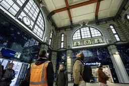 Terug naar 1891: op station Leeuwarden kloppen deze historische details weer, na lange en prijzige restauratie