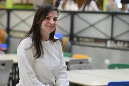 Natuurkundedocent Rima (39) uit Syrië loopt stage op Comenius Mariënburg. ‘Ik zie mijn leven niet zonder werken’
