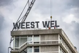 Mogen de letters ‘WEEST WEl’ blijven op het dak van het Leeuwarder Belastingkantoor?