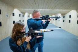 Op de indoorschietsportbaan van Leeuwarden vechten ze elkaar de tent uit