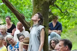 Nynke Laverman is benieuwd naar wat de eik te vertellen heeft, over de verbinding met de natuur. ‘It is der allegearre al’
