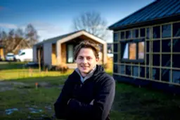 Een tiny house in de tuin van je ouders plaatsen: wat zijn daarvoor de regels? ‘Ik vind het zelf een topidee’