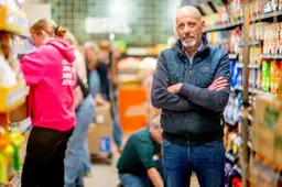 Al 46 jaar vergroeid met groenoranje supermarkt. ‘Ik heet eigenlijk Johannes ‘Poiesz’ de Vries’