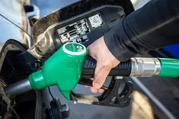 Olieprijs explodeert naar 110 dollar per vat,  benzineprijs stijgt richting record van 2,50 euro na aanvallen op Iraanse olietanks