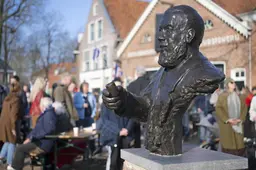 Kunstenaar Hans Jouta maakte standbeeld Fedde Sonnema dat in Dokkum is geplaatst: ‘Op in fleurige wize fêstlein’