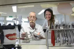 Theo (74) uit Leeuwarden werkt al 54 jaar bij Tandtechnisch Laboratorium Kooistra: ‘Mensen blij maken met nieuw gebit is het mooiste wat er is’