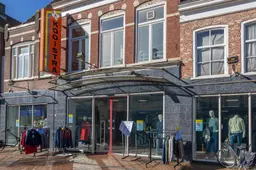 Filiaalleider Kooistra Kleding in Dokkum wint rechtszaak tegen haar ooms en krijgt loon alsnog