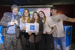 Politiek, muziek en borrel: jongeren doen mee aan raadsquiz in Dokkum