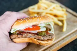Vegaburger pesten, meer is het verbod op woorden als ‘kipstuckjes’ en ‘veggiesteak’ niet | LC commentaar