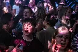 Fans vieren nieuw album Harry Styles in Neushoorn in Leeuwarden. ‘Hier mag iedereen gewoon zichzelf zijn’