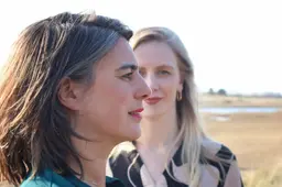 Wandelen op Terschelling met Jiska (36) en Sabine (43), de tweekoppige Oerol-directie. Gesprekken met het eiland, het festival als ritueel