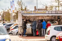 De viskraam van Nina (31) mag niet meer op deze plek in Harlingen staan: ‘Waar gaat dit over?’