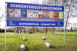 Verkiezingsbanner vol fictieve partijen in Surhuizum: ‘Alle partijen binne op de hakke naam’
