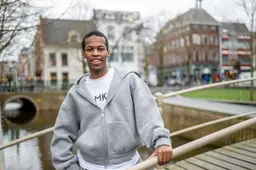 Influencer Rowan Veltman (21) uit Leeuwarden pleit voor ‘Fryslân first’ tijdens Koningsdag in Dokkum. ‘Omdatst dêr grutsk op bist’