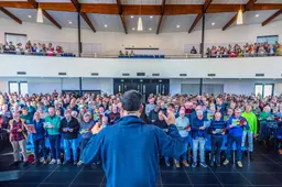 Kolossaal gelegenheidskoor zingt zich in Heerenveen warm voor LÛD: ‘Oerweldigjend’