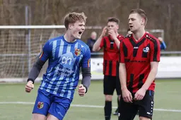 Een keeper die scoort in Bolsward en een veldspeler in Tijnje met keepershandschoenen