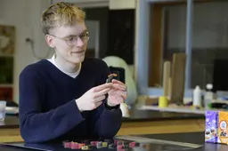 Creatieve Chris (26) uit Burgum maakt wrakken van autodrop en verzacht zo zijn eigen kettingbotsingstrauma