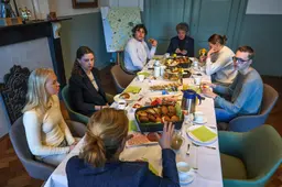 Seb, Suzanne, Yoran, Wietske en Femmy ontbijten voor hun eerste stem met de burgemeester