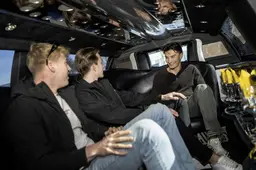 Kiyan (18) uit Harlingen werd door de limousine opgehaald om te gaan stemmen: ‘Shit, ik ben mijn ID-kaart vergeten’