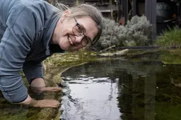 Lysbet (55) uit Leeuwarden vertelt hoe kikkers ons laten zien hoe gezond de natuur is