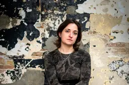 Britse kunstenaar Winnie Herbstein (36) denkt na over gemeenschappelijke woonvormen en exposeert daarover, in Keunsthûs Syb