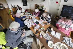 De knutselclub van Mettie (61) en Anne (79) moest weg, nu freubelen ze met de buren in de woonkamer