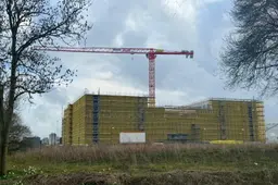 Nieuwbouw Frisius MC bereikt hoogste punt: patat voor alle bouwers