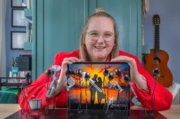Marianne (35) uit Akkrum is ‘concertillustrator’: terwijl het orkest speelt, zet zij die klanken om in tekeningen