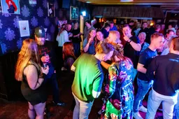 Sabine (24) leerde in de kroeg van Boukje Paulusma Herbaijum kennen, nu sluit café Oant Moarn. ‘Elke avond was fantastisch’