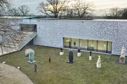 Hekken om Museum Arnhem omdat tegeltjes van Tichelaar kunnen loslaten? „Wy binne hjir net yn kend”