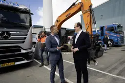De elektrische graafmachines laden bij Westra in Franeker voortaan met stroom direct van de molen