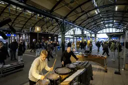 Percussie op het perron: schouwburg De Harmonie op NS-station Leeuwarden de boer op met klassiek programma