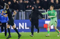 Gekkenhuis in Leeuwarden: SC Cambuur verliest van Jong AZ na tumultueuze slotfase