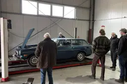 Veel belangstelling voor oude Volvo 1800 SE Overdrive van ‘de baron’ in Leeuwarden
