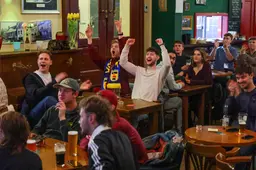 Cambuurfans vieren promotie in Ierse pub in Leeuwarden