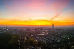 Saharazand trekt opnieuw over Nederland: spectaculaire lucht verwacht, maar geen vieze auto’s