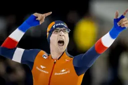 Grandioze Jenning de Boo vermorzelt rivaal Jordan Stolz op WK sprint