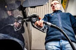 Brandstofprijzen rijzen de pan uit, maar hogere reiskostenvergoeding blijft uit. Deze optie werkt mogelijk wél in jouw voordeel