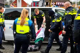 Twee aanhoudingen bij demonstratie tegen gebedsgenezer in Drachten. ‘Ik voel me geïntimideerd’