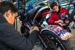 Brooklyn (11) en Brandon (15) pimpen hun fatbikes in Sneek met lichtjes en prints. ‘Ik word weleens uitgescholden’