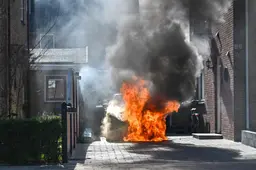 Brandstichter zet auto van Douwe en Brenda Grace uit Sneek op klaarlichte dag in lichterlaaie. ‘It hakt der wol yn’