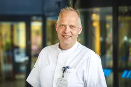 Longarts Sander de Hosson (48) schrijft boek voor kinderen over de dood. ‘Ouders proberen te beschermen, maar dat kan juist schadelijk zijn’