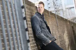 Deze zingende econoom heeft antwoord op de vraag: wat hebben God en het grote geld met elkaar te maken?