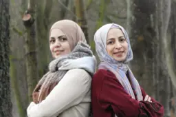Zo vinden vluchtelingen Manal, Rana en Lure hun weg in Friesland: ‘Ik ben trots dat ik een vast contract heb gekregen’