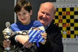 Jongste winnaar ooit: Jim de Wit (10) triomfeert op Piet Hania schaaktoernooi in Dokkum