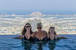 Froukje (41), Jolanda (17) en Doetie (17) uit Easternijtsjerk zitten vast in Dubai: ‘Wij zijn de enigen in het zwembad’