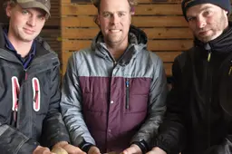 Akkerbouwbroers Thomas (33), Foppe (31) en Jan Willem (27) uit Dronryp zitten in hun maag met 200.000 kilo aardappels: ze zijn te dik